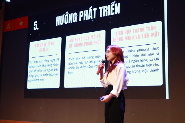 Sinh viên UEH trình bày dự án Máy bán trà sữa tự động