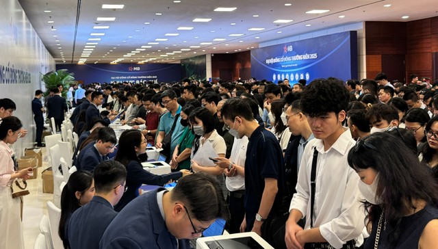 8h10 phút, cổ đông vẫn kiên nhẫn xếp hàng đăng ký dự Đại hội 8h10 phút, cổ đông vẫn kiên nhẫn xếp hàng đăng ký dự Đại hội