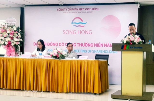 Ông Bùi Việt Quang báo cáo tại đại hội Ông Bùi Việt Quang báo cáo tại đại hội