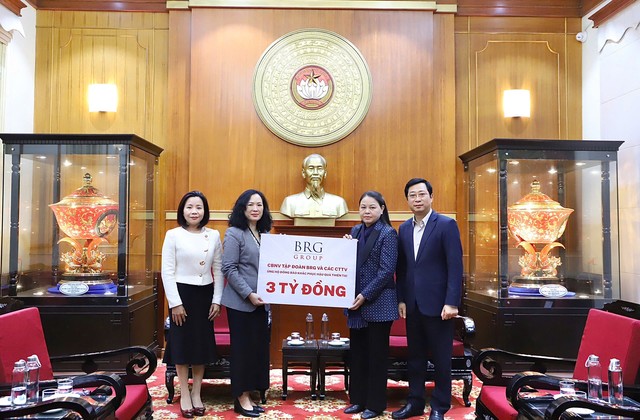 Bà Nguyễn Hoàng Yến - Phó tổng giám đốc Tập đoàn BRG đại diện trao tặng ủng hộ qua Ủy ban Trung ương MTTQ Việt Nam