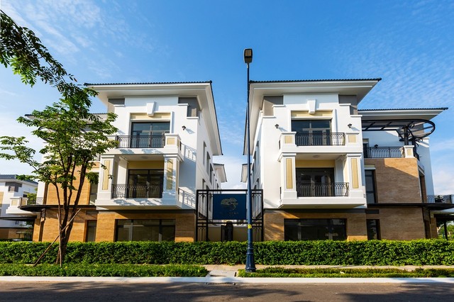 Mỗi ngôi nhà tại Verosa Park kết hợp hài hòa giữa nét tân kỳ và cổ điển, kết cấu bền vững, đẹp mãi theo thời gian. Mỗi ngôi nhà tại Verosa Park kết hợp hài hòa giữa nét tân kỳ và cổ điển, kết cấu bền vững, đẹp mãi theo thời gian.