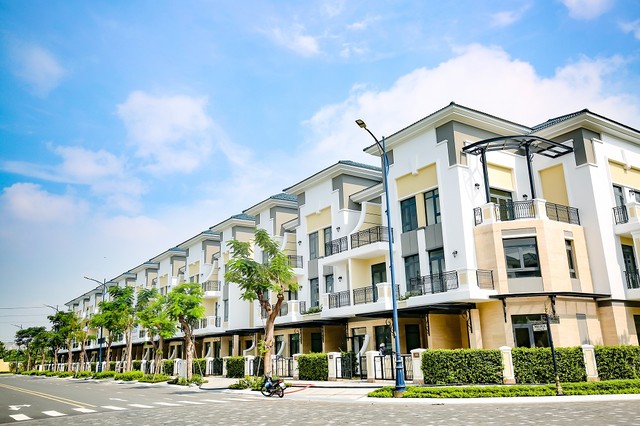 Quần thể Verosa Park Khang Điền gồm 296 căn nhà liên kế & biệt thự tọa lạc tại Quận 9 (kế cận Quận 2), đã xây dựng hoàn thiện và đang bàn giao cho cư dân từ tháng 5/2020 Quần thể Verosa Park Khang Điền gồm 296 căn nhà liên kế & biệt thự tọa lạc tại Quận 9 (kế cận Quận 2), đã xây dựng hoàn thiện và đang bàn giao cho cư dân từ tháng 5/2020