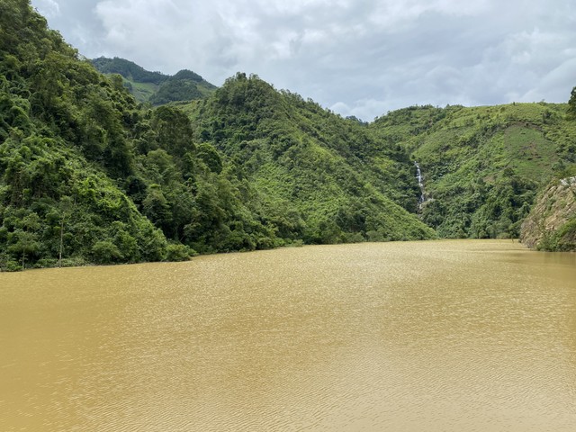 Hồ nước ở độ cao gần 600m so với mực nược biển với dung tích 1,48 triêu m3, trong đó dung tích hữu ích phục vụ phát điện là 1,23 triệu m3 Hồ nước ở độ cao gần 600m so với mực nược biển với dung tích 1,48 triêu m3, trong đó dung tích hữu ích phục vụ phát điện là 1,23 triệu m3