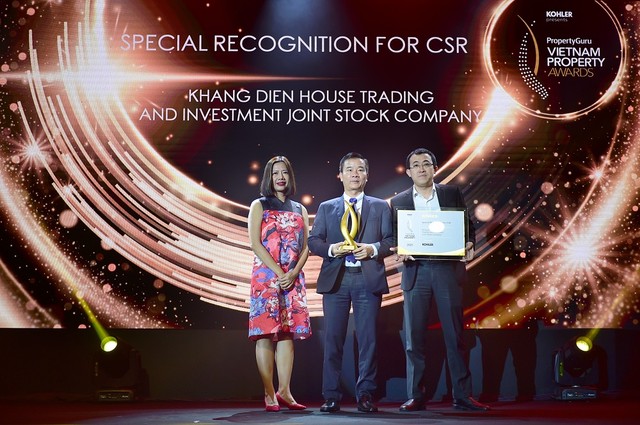 Đại diện công ty Khang Điền nhận giải Special Recognition for CSR. Đại diện công ty Khang Điền nhận giải Special Recognition for CSR.