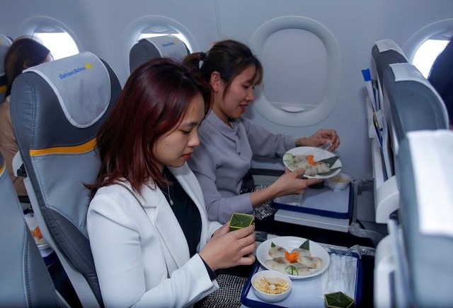 Đưa các món ăn đặc sản vùng miền đến với hành khách và có hướng dẫn viên giới thiệu văn hóa lịch sử mỗi điểm đến trên chuyến bay là nét đặc sắc riêng của hãng hàng không lữ hành đầu tiên Việt Nam- Vietravel Airlines Đưa các món ăn đặc sản vùng miền đến với hành khách và có hướng dẫn viên giới thiệu văn hóa lịch sử mỗi điểm đến trên chuyến bay là nét đặc sắc riêng của hãng hàng không lữ hành đầu tiên Việt Nam- Vietravel Airlines