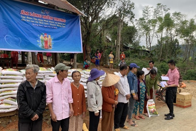 Tổ chức trao quà cho bà con nghèo tại huyện Nông Sơn Tổ chức trao quà cho bà con nghèo tại huyện Nông Sơn