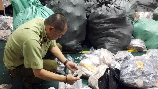 Lực lượng chức năng mất 4 tiếng để phân loại các mặt hàng Lực lượng chức năng mất 4 tiếng để phân loại các mặt hàng