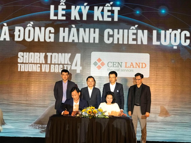 Lễ ký kết nhà đồng hành chiến lược Shark Tank Việt Nam và Cen Land tại buổi ra mắt Shark Tank mùa 4 ngày 27/4.