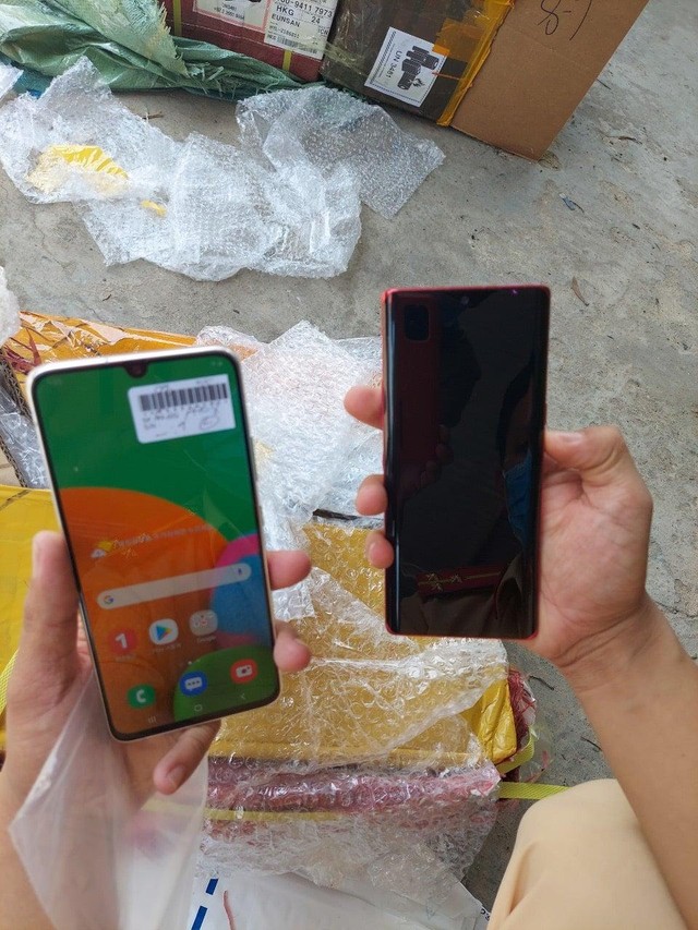 Cận cảnh điện thoại bị thu giữ. Cận cảnh điện thoại bị thu giữ.