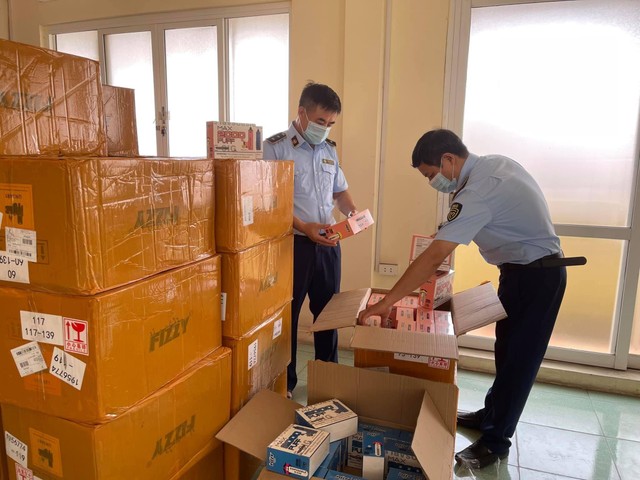 Các sản phẩm thuốc lá điện tử không rõ nguồn gốc được nhập từ nước ngoài về. Các sản phẩm thuốc lá điện tử không rõ nguồn gốc được nhập từ nước ngoài về.