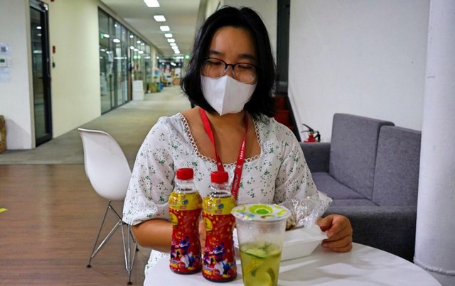 Nhân viên tại Tân Hiệp Phát được ‘chuyền Dr Thanh’ đến tay mỗi ngày để thanh nhiệt, giải độc, chăm sóc sức khỏe. Nhân viên tại Tân Hiệp Phát được ‘chuyền Dr Thanh’ đến tay mỗi ngày để thanh nhiệt, giải độc, chăm sóc sức khỏe.