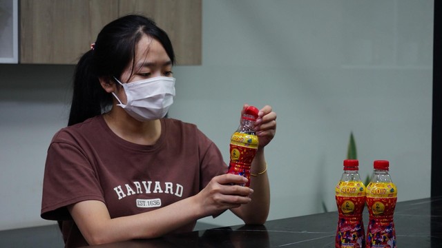 Nhân viên thực hiện ‘3 tại chỗ’ tại Công ty Tân Hiệp Phát được thanh nhiệt, giải độc cơ thể mỗi ngày với Trà Dr Thanh. Nhân viên thực hiện ‘3 tại chỗ’ tại Công ty Tân Hiệp Phát được thanh nhiệt, giải độc cơ thể mỗi ngày với Trà Dr Thanh.