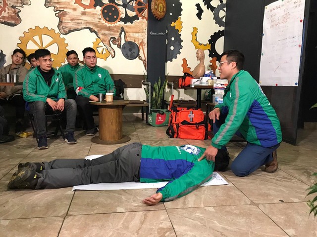 Anh Việt hướng dẫn cho các thành viên mới về cách sơ cấp cứu (ảnh FAS Angel) Anh Việt hướng dẫn cho các thành viên mới về cách sơ cấp cứu (ảnh FAS Angel)