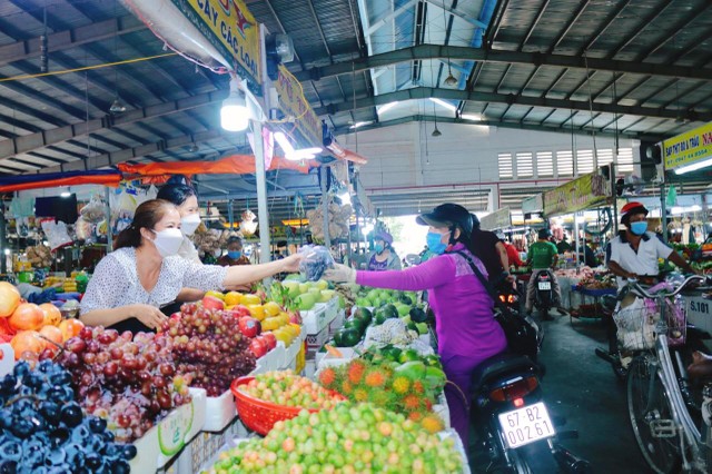 Tiểu thương an trú ở chợ trong phố. Tiểu thương an trú ở chợ trong phố.