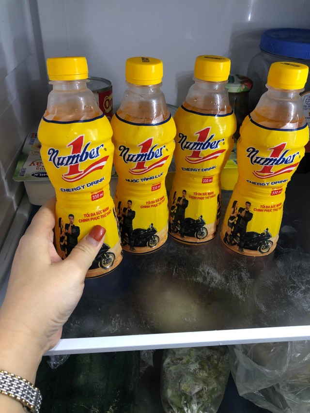 Nước tăng lực Number 1 luôn có sẵn trong tủ lạnh nhiều gia đình.