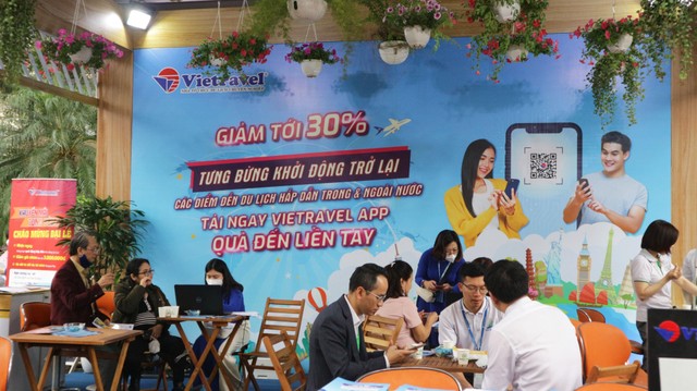 Khách đến đặt mua tour trực tiếp tại gian hàng của doanh nghiệp ở VITM 2022 Khách đến đặt mua tour trực tiếp tại gian hàng của doanh nghiệp ở VITM 2022