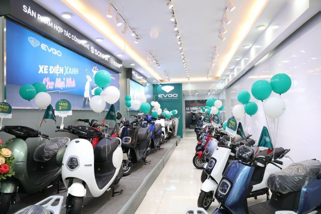 Một số doanh nghiệp đã tiên phong trong xu thế chuyển sang sản xuất, lắp ráp xe máy điện như Sơn Hà với thương hiệu xe EVgo. Một số doanh nghiệp đã tiên phong trong xu thế chuyển sang sản xuất, lắp ráp xe máy điện như Sơn Hà với thương hiệu xe EVgo.