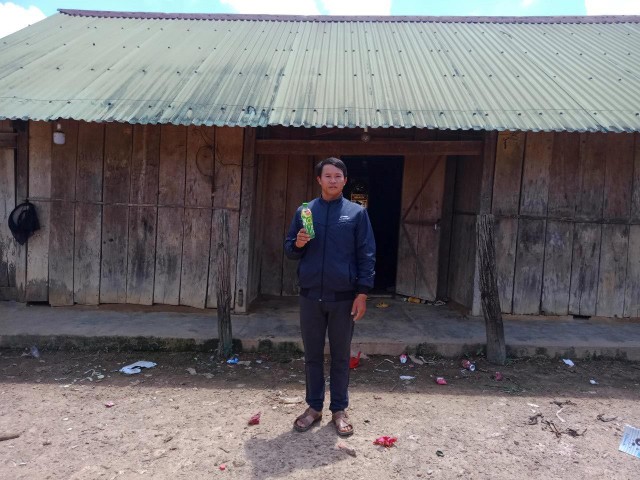 Anh P.T.K trước căn nhà gỗ của gia đình. Anh P.T.K trước căn nhà gỗ của gia đình.