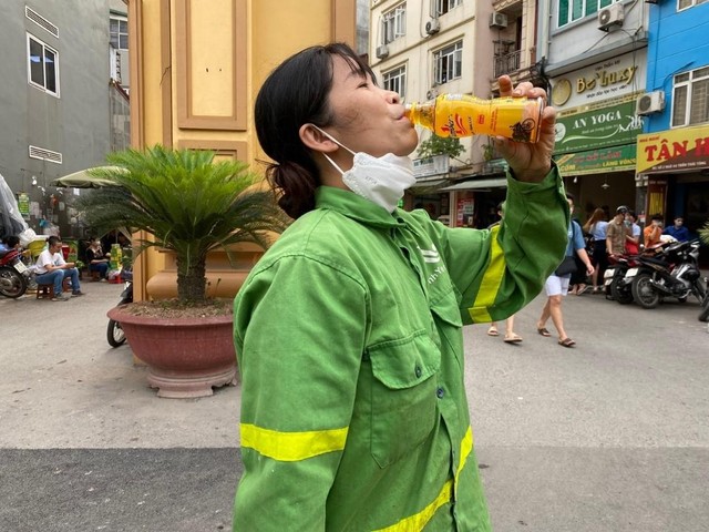 Trong túi cô Vân luôn có sẵn 1 chai Number 1 để khi nghỉ ngơi cô có thể uống để nạp năng lượng, giúp tỉnh táo.