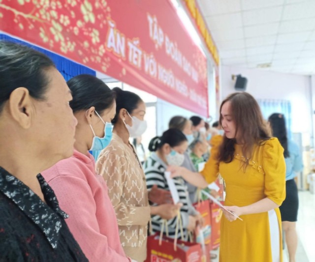 Bà Lê Thị Nguyệt Thu - Chủ tịch HĐQT Tập đoàn Sao Mai tặng quà cho các hộ nghèo trên địa bàn TP. Long Xuyên Bà Lê Thị Nguyệt Thu - Chủ tịch HĐQT Tập đoàn Sao Mai tặng quà cho các hộ nghèo trên địa bàn TP. Long Xuyên