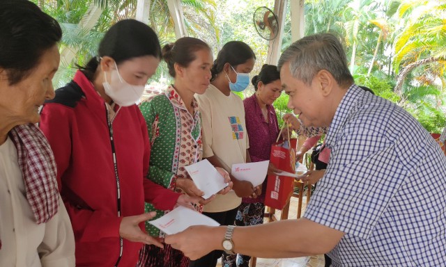 Ông Lê Văn Khanh - Chủ tịch Hội đồng Phát triển du lịch Tập đoàn Sao Mai tặng quà cho hộ nghèo xã An Hảo - huyện Tịnh Biên. Ông Lê Văn Khanh - Chủ tịch Hội đồng Phát triển du lịch Tập đoàn Sao Mai tặng quà cho hộ nghèo xã An Hảo - huyện Tịnh Biên.