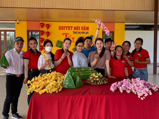 Còn xuân còn được nhận lì xì tại Cáp treo Núi Cấm. Còn xuân còn được nhận lì xì tại Cáp treo Núi Cấm.