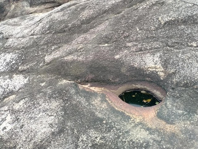 Mắt đá thần - kỳ quan Bảy Núi. Du khách muốn tận mắt chứng kiến sự kỳ thú của thiên nhiên. Mắt đá thần - kỳ quan Bảy Núi. Du khách muốn tận mắt chứng kiến sự kỳ thú của thiên nhiên.