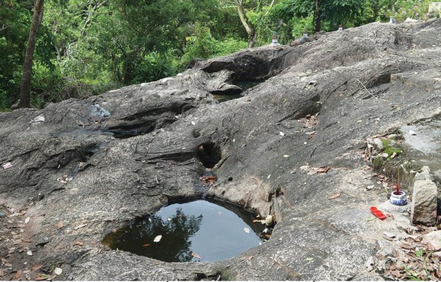 Người ta nói rằng, nước trong các giếng này chưa bao giờ vực xuống dù trên núi có khô đến đâu.