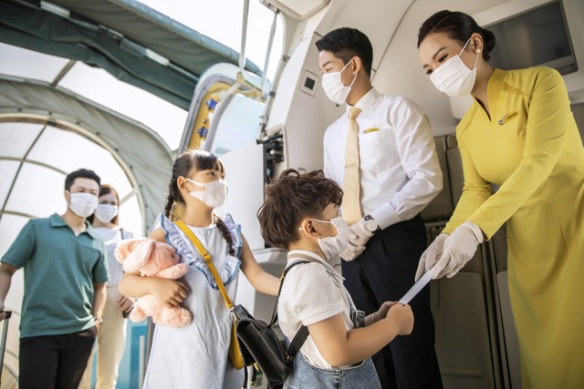 Mùa hè là cao điểm du lịch, chương trình khuyến mãi của các hãng hàng không được nhiều người quan tâm. Ảnh VNA