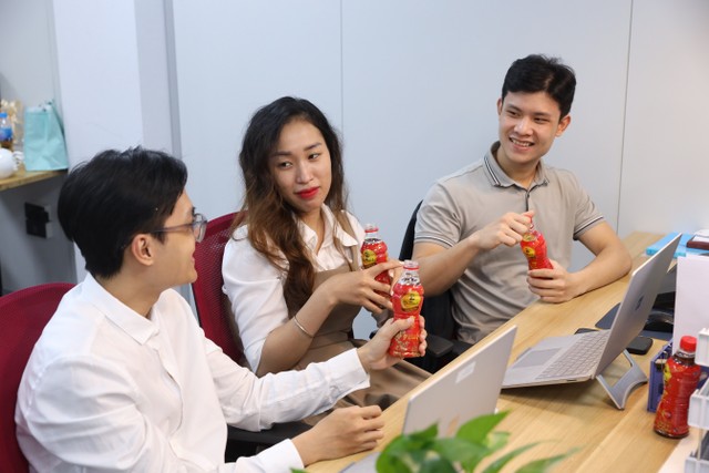 Nhiều người trẻ chọn cách thanh lọc cơ thể bằng Trà thanh nhiệt Dr Thanh để tươi mát trở lại, nhanh chóng bắt nhịp lại với công việc.