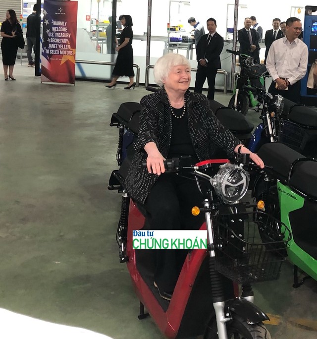 Bộ trưởng Tài chính Mỹ Janet Yellen ngồi thử trên xe máy điện made in Việt Nam của Selex Motors. Ảnh HY Bộ trưởng Tài chính Mỹ Janet Yellen ngồi thử trên xe máy điện made in Việt Nam của Selex Motors. Ảnh HY