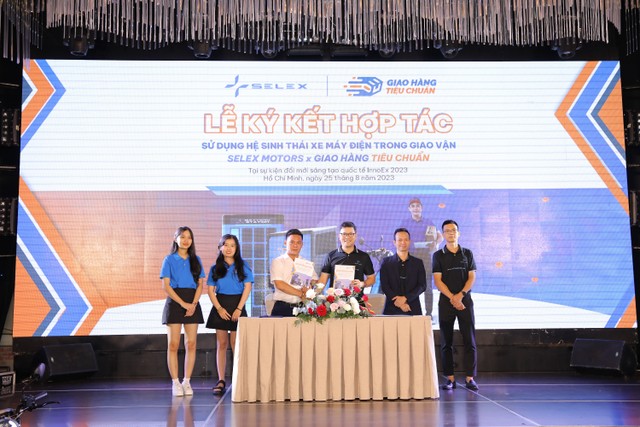 Tại sự kiện, Selex Motors đã tiến hành hai ký kết hợp tác quan trọng với Công ty cổ phần Giao hàng Tiêu chuẩn và Công ty cổ phần Giải pháp Thương mại ABA (ABA Cooltrans).