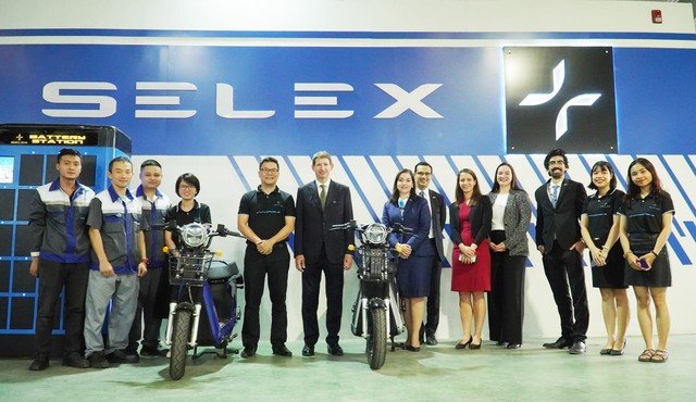 Lãnh đạo DFC trong chuyến thăm nhà máy Selex Motors tại Việt Nam.