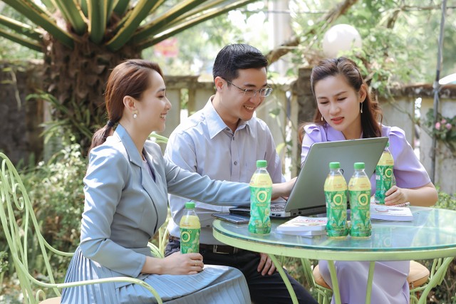 Giải tỏa căng thẳng mệt mỏi, giải nhiệt cuộc sống bằng các thức uống tốt cho sức khỏe như Trà Xanh Không Độ giúp nhiều người trẻ làm việc hiệu quả hơn trong mùa cuối năm.