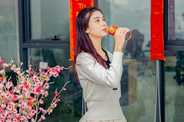 Dù áp lực công việc nhưng nhiều người trẻ vẫn luôn tươi mát tận hưởng từng khoảnh khắc trong mùa lễ hội sôi động cuối năm khi lựa chọn cách thanh lọc, làm mát cơ thể mỗi ngày với Trà thanh nhiệt Dr Thanh.