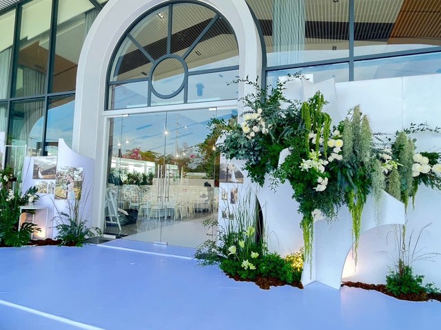 Một góc decor xanh, hoa lá đan xen với ánh đèn trang trí rất thu hút.