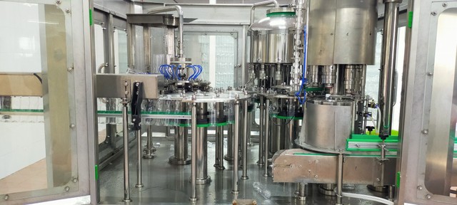 Dây chuyền đóng chai hoàn toàn tự động. Dây chuyền đóng chai hoàn toàn tự động.