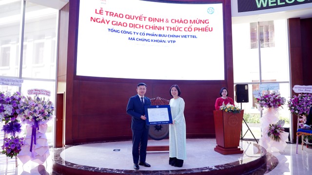 CEO Viettel Post Hoàng Trung Thành nhận quyết định niêm yết cổ phiếu VTP trên HOSE.