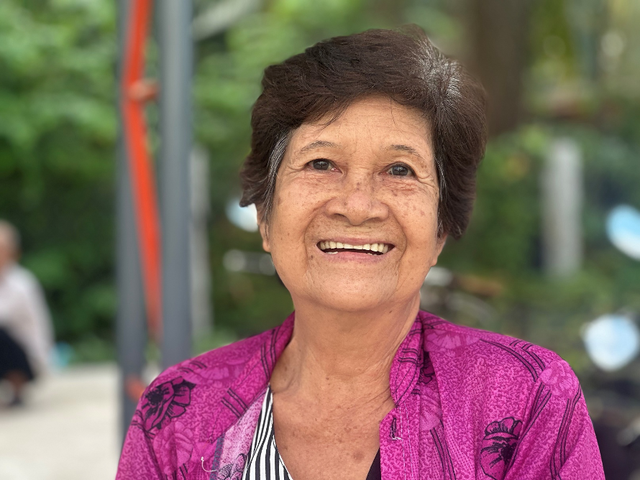 Bà Lê Thị Nở vui mừng trong buổi nhận nước tinh khiết từ chương trình “Giọt nước nghĩa tình” do công ty Tân Hiệp Phát cùng báo Công an TPHCM trao tặng. Bà Lê Thị Nở vui mừng trong buổi nhận nước tinh khiết từ chương trình “Giọt nước nghĩa tình” do công ty Tân Hiệp Phát cùng báo Công an TPHCM trao tặng.