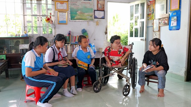 Huỳnh Thanh Thảo và tủ sách mang thế giới rộng lớn đến với trẻ em tại huyện Củ Chi, TP.HCM. Huỳnh Thanh Thảo và tủ sách mang thế giới rộng lớn đến với trẻ em tại huyện Củ Chi, TP.HCM.