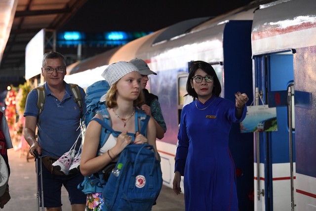 Đông đảo khách du lịch lựa chọn đi tàu dịp nghỉ lễ Quốc Khánh 2/9. Đông đảo khách du lịch lựa chọn đi tàu dịp nghỉ lễ Quốc Khánh 2/9.