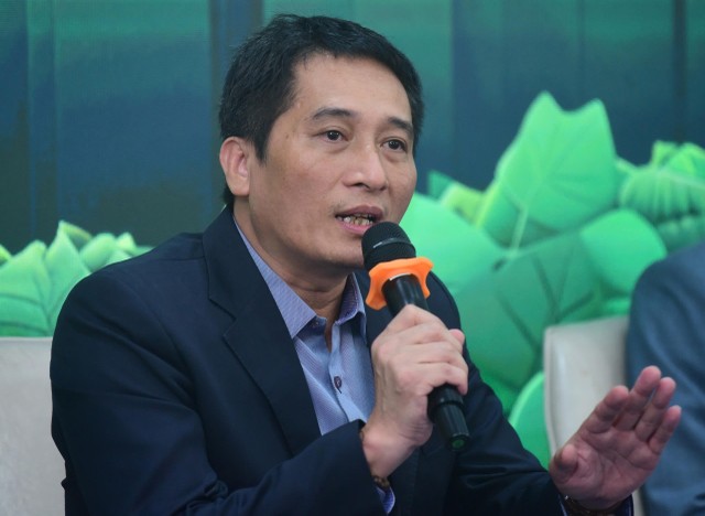 Ông Đào Công Quyết, Trưởng Tiểu ban Truyền thông Hiệp hội các nhà sản xuất ô tô Việt Nam (VAMA) chia sẻ tại hội thảo. Ảnh Dũng Minh