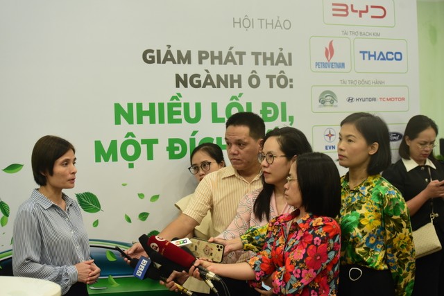 TS Nguyễn Minh Thảo trả lời phỏng vấn báo chí bên lề Hội thảo &quot;Giảm phát thải ngành ô tô: Nhiều lối đi, một đích đến&quot;. Ảnh Dũng Minh.
