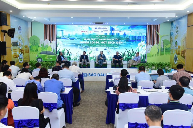 Các chuyên gia, doanh nghiệp cùng thảo luận giải pháp thúc đẩy tăng trưởng xe xanh thân thiện môi trường và lực đẩy từ chính sách cho xe xanh. Ảnh Dũng Minh.
