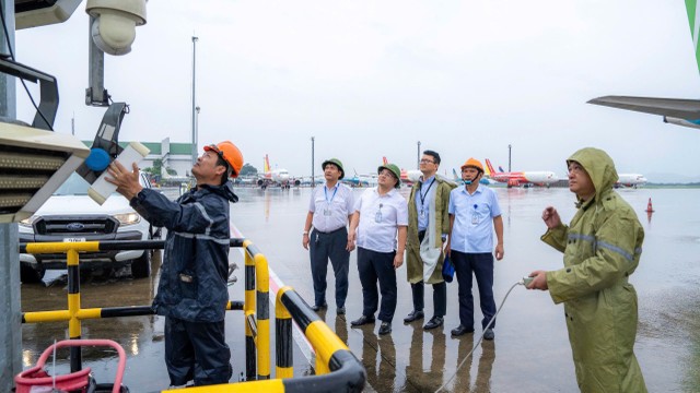 Công tác phòng, chống bão số 3 được triển khai quyết liệt, khẩn trương tại Cảng hàng không quốc tế Nội Bài. Ảnh: NIA Công tác phòng, chống bão số 3 được triển khai quyết liệt, khẩn trương tại Cảng hàng không quốc tế Nội Bài. Ảnh: NIA