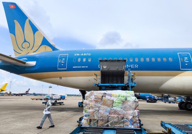Vietnam Airlines đã vận chuyển gần 30 tấn hàng cứu trợ vùng bão lũ miền Bắc. Vietnam Airlines đã vận chuyển gần 30 tấn hàng cứu trợ vùng bão lũ miền Bắc.