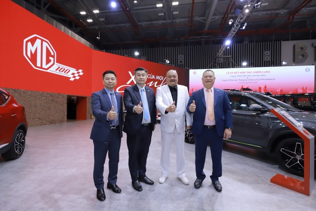 Lãnh đạo SAIC Motor Việt Nam kỳ vọng các kế hoạch và cam kết sẽ được hiện thực hoá từ thoả thuận quan trọng này, vun đắp cho mối quan hệ dài hạn và sâu rộng hơn nữa để tạo tiền đề quan trọng phát triển các dự án mới trong tương lai không chỉ trong mối quan hệ đại lý phân phối xe như hiện tại. Lãnh đạo SAIC Motor Việt Nam kỳ vọng các kế hoạch và cam kết sẽ được hiện thực hoá từ thoả thuận quan trọng này, vun đắp cho mối quan hệ dài hạn và sâu rộng hơn nữa để tạo tiền đề quan trọng phát triển các dự án mới trong tương lai không chỉ trong mối quan hệ đại lý phân phối xe như hiện tại.