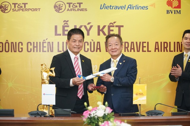 Ông Đỗ Quang Hiển, Chủ tịch Điều hành Tập đoàn T&T Group, trở thành cổ đông chiến lược của Vietravel Airlines là cột mốc quan trọng của T&T Airlines, T&T SuperPort nói riêng và Tập đoàn T&T Group nói chung trong giai đoạn phát triển mới của doanh nghiệp. Ông Đỗ Quang Hiển, Chủ tịch Điều hành Tập đoàn T&T Group, trở thành cổ đông chiến lược của Vietravel Airlines là cột mốc quan trọng của T&T Airlines, T&T SuperPort nói riêng và Tập đoàn T&T Group nói chung trong giai đoạn phát triển mới của doanh nghiệp.