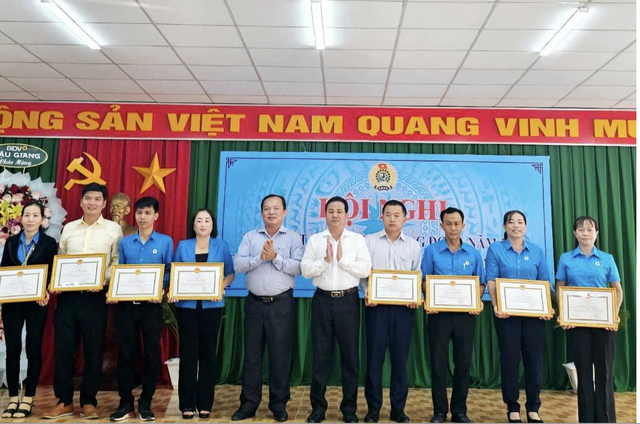 Công ty TNHH Number One Hậu Giang là một trong những đơn vị được Liên đoàn Lao động tỉnh trao bằng khen tại hội nghị.