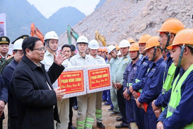 Thủ tướng Phạm Minh Chính chúc Tết, giao nhiệm vụ cho các đơn vị thi công dự án tuyến đường cao tốc Đồng Đăng - Trà Lĩnh.